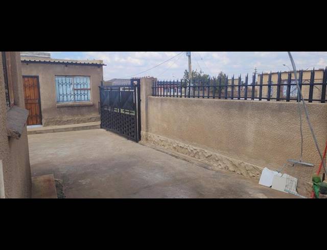 11 BEDROOM HOUSE FOR SALE IN TSAKANE